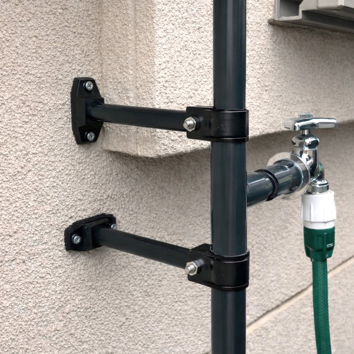 樹脂パイプクランプ ブラケットセット22mmで塩ビ管の立管を支持した活用アイデア